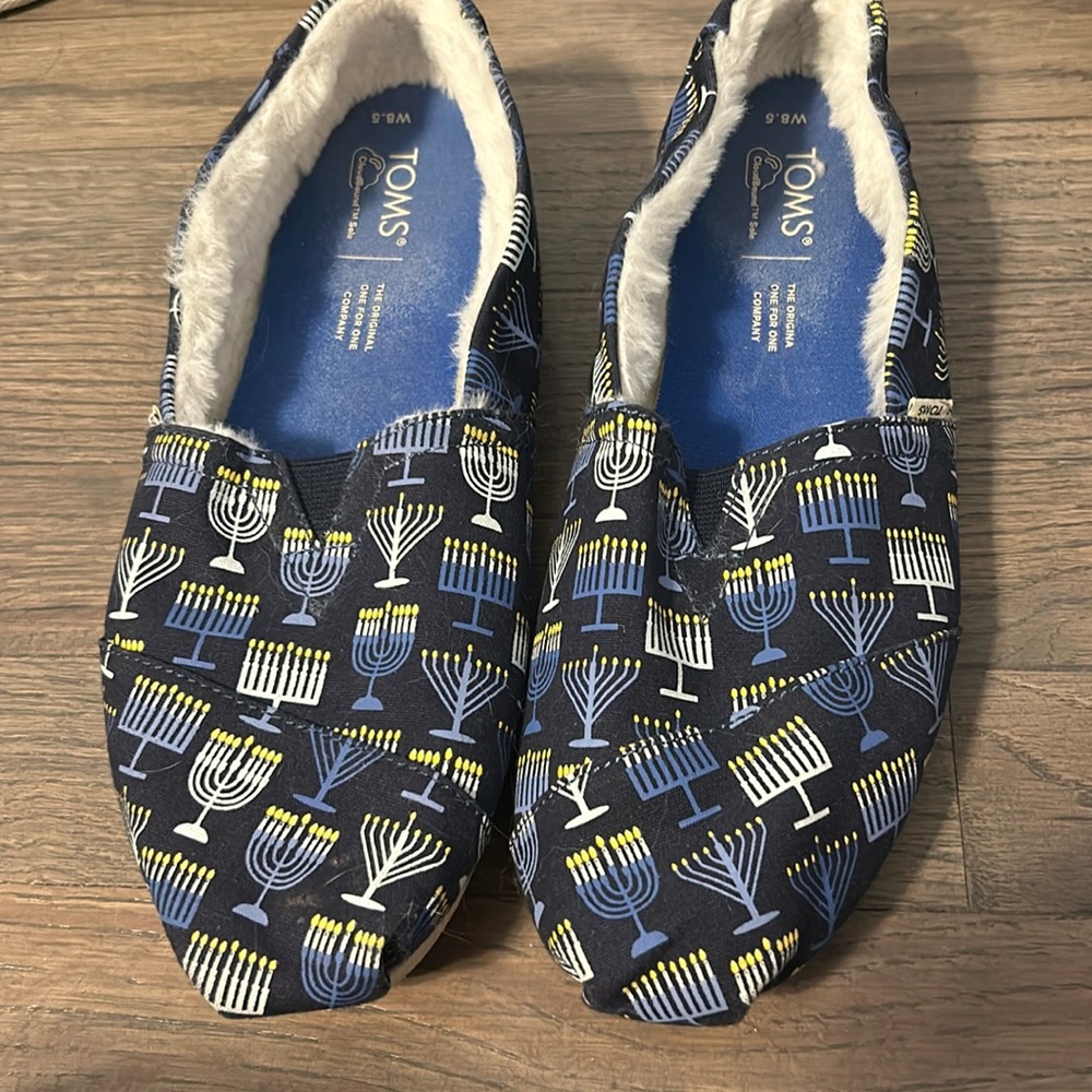 Hanukah toms size 8 used but still has life left